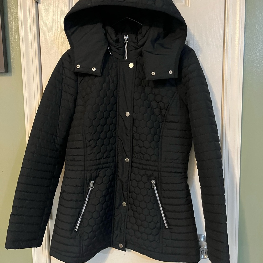 Elegant Black Hooded Puffer Jacket